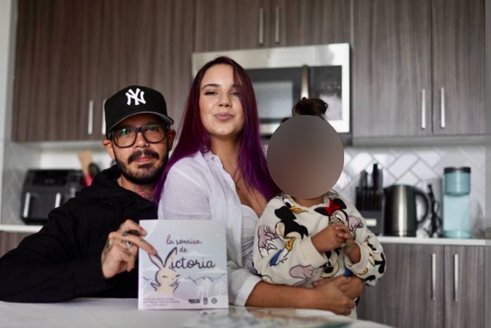 El periodista Melanio Escobar junto a su esposa y su hija  0